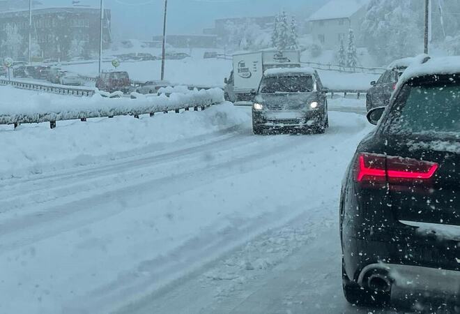 biler i snøføyke ved Lunner rådhus