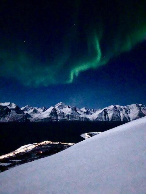 Vinter utsikt fra Storhaugen, Djupvik mot Lyngen og nordlys