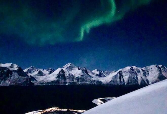 Vinter utsikt fra Storhaugen, Djupvik mot Lyngen og nordlys