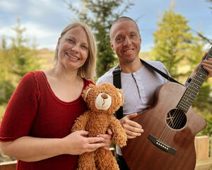 Trill og trall, Jane og Jon Ola med gitar og bamse