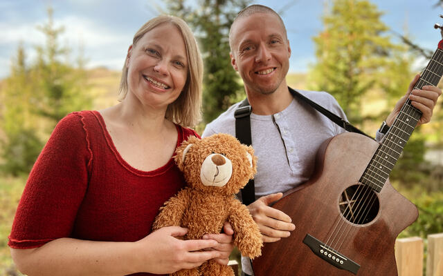 Trill og trall, Jane og Jon Ola med gitar og bamse