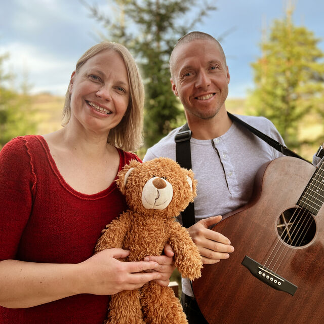 Trill og trall, Jane og Jon Ola med gitar og bamse