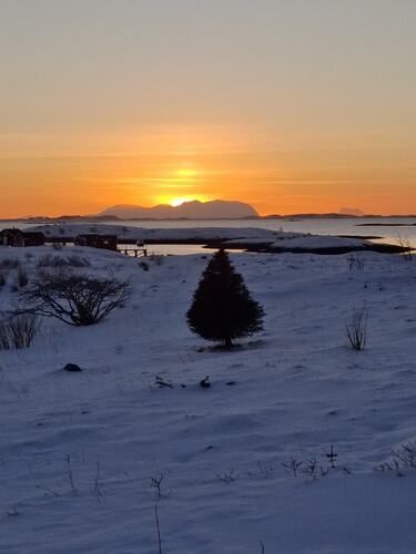 Solnedgang i Sørvågen i Øksningan. (Foto: May-Brith Pedersen)