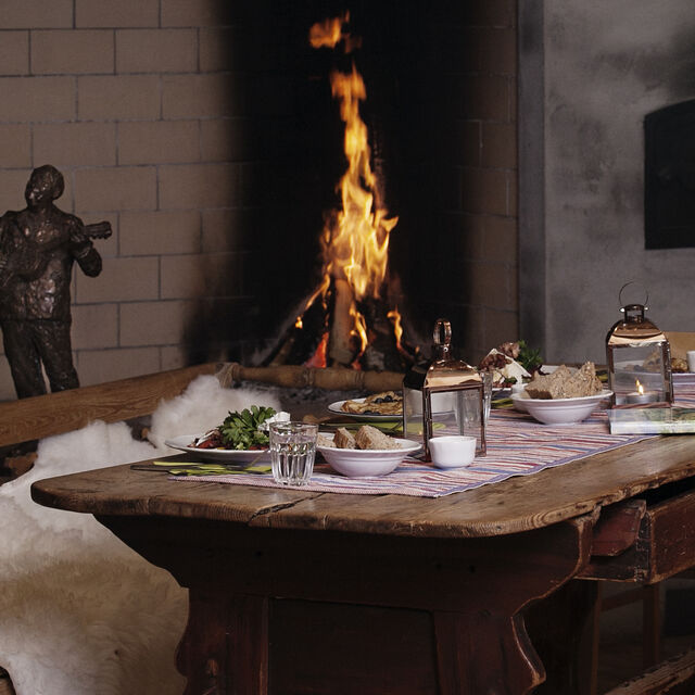 middag ved peisen i Kafé Julie