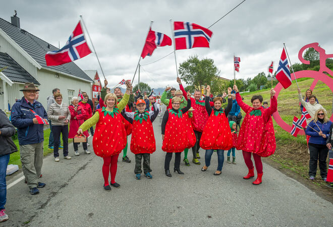 Bilde av glade Kvæfjoærdinger utkledt i jordbærkostymer. Foto: Trym Ivar Bergsmo