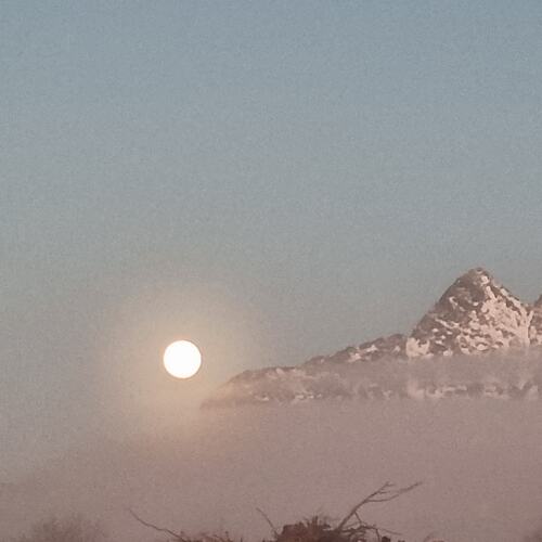 Januarmåne i tåke. (Foto: Gjertrud Aune Færøy