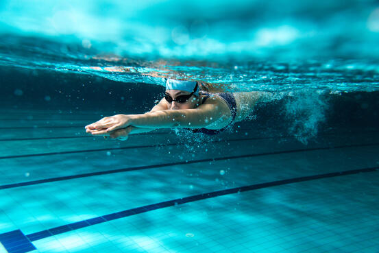 Illustrasjonsbilde. Bilde av en person som svømmer. Foto: Shutterstock