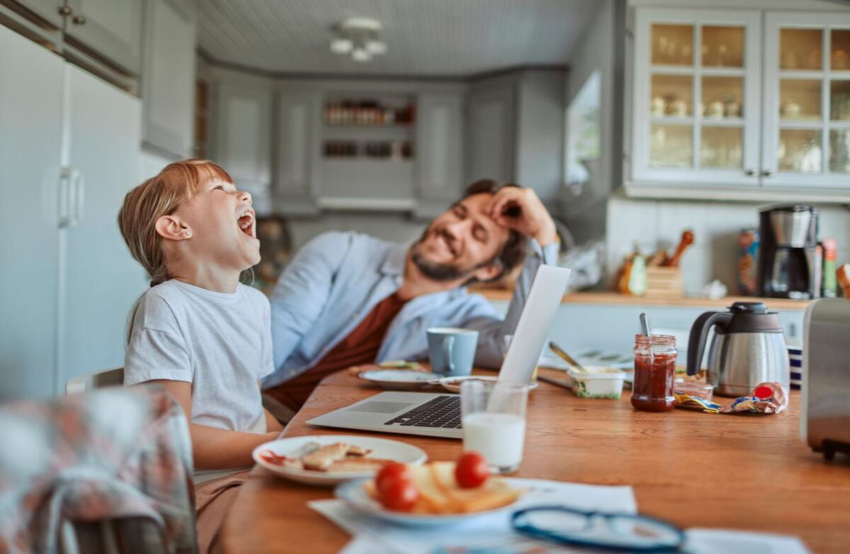 Et av bilde av en pappa og et barn ved frokostbordet illustrerer gode boliger.