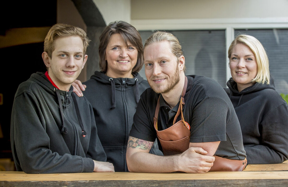 Gunhild Rosnes og andre fra staben på Café Hanco. Foto: Tom-Egil Jensen