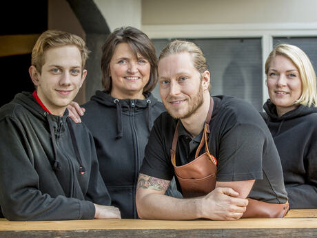 Gunhild Rosnes og andre fra staben på Café Hanco. Foto: Tom-Egil Jensen