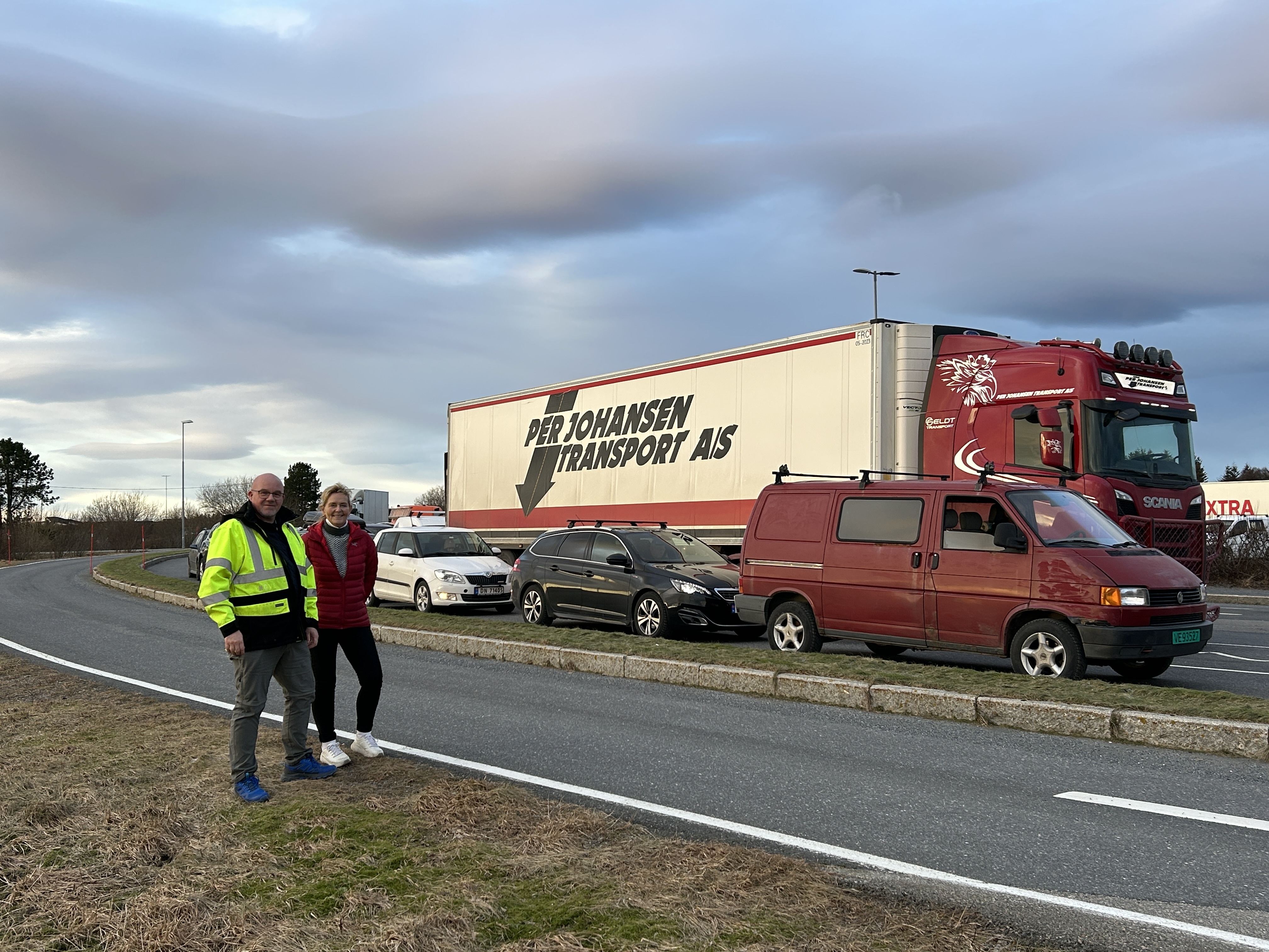 Yngve Magnussen og ordfører Elbjørg Larsen på fergekaia på Flostad.