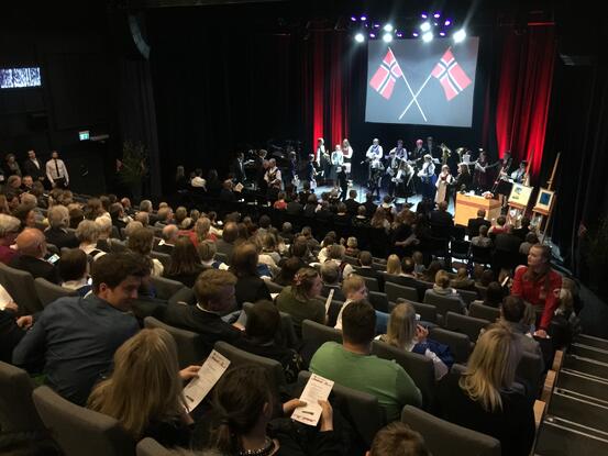 Festforestilling i kulturhuset 17