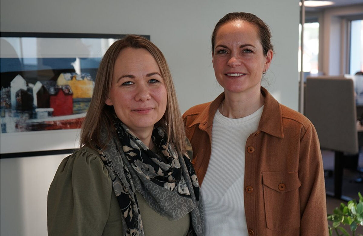 Bildet viser Nina Myklebust og Lina Marie Brathaug Frantzen jobber med partnerskapsordningen og tilbudet. Foto: Senteret for et aldersvennlig Norge