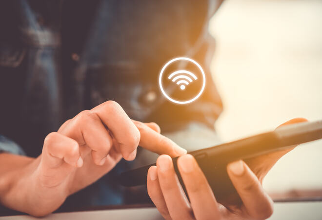 Illustrasjonsfoto Telefon - signal wifi-tegn. Foto: antstang fra Shutterstock.com