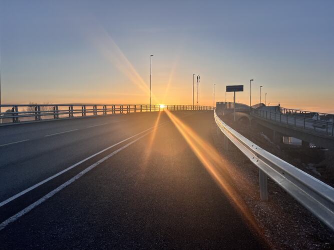 Solnedgangen over Herøysundbrua. (Foto: Ove-Johan Larsen)