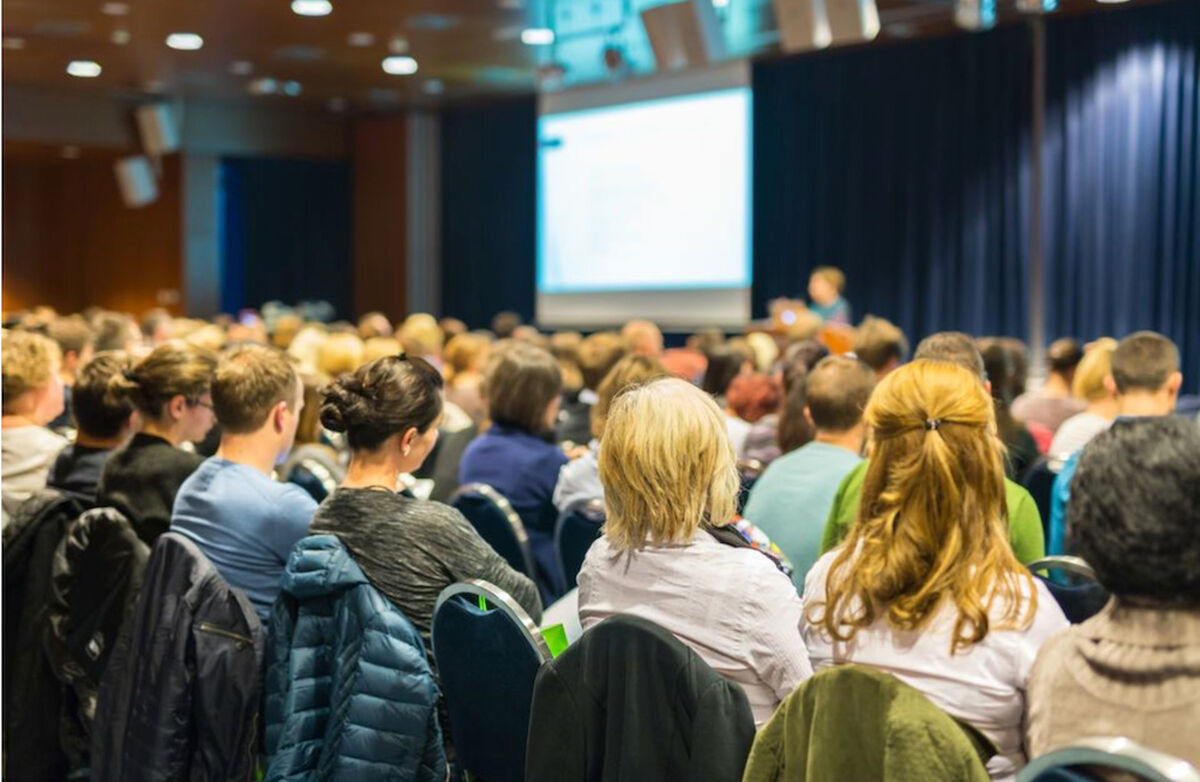 Bildet viser konferansedeltakere skrått bakfra