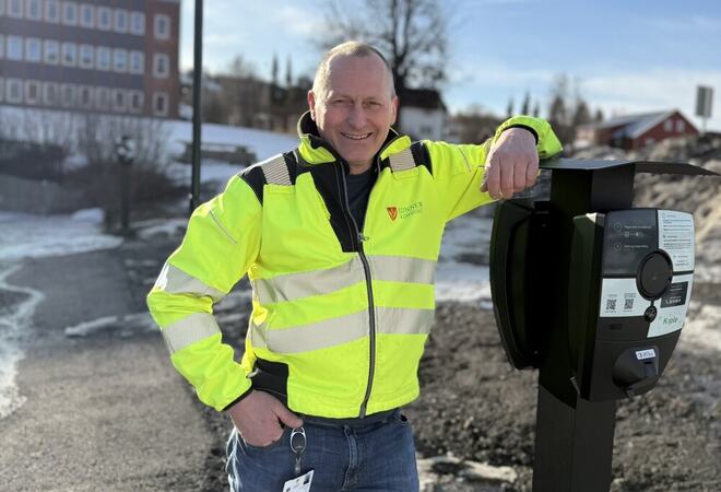 Fagleder Bengt Bragerhaug ved en av elbil-laderne ved rådhuset.