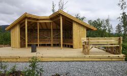 Gapahuk på Lysåsen i Leirfjord, satt opp med støtte fra Helgeland friluftsråd (Foto: Helgeland friluftsråd)