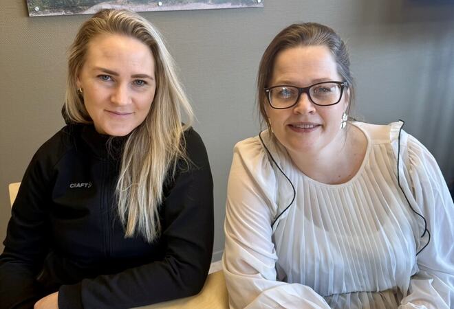 Hilde Tangstad og Tonje Barbro Sommerset sitter ved et bord