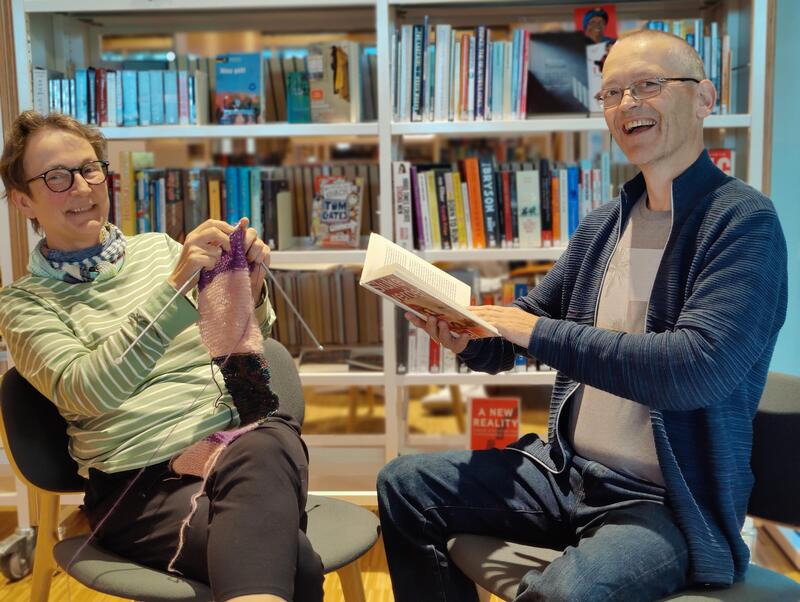 Siv Ellersrud og Jan Erik Sandhals er klar for strikkekafe på biblioteket i Gran.
