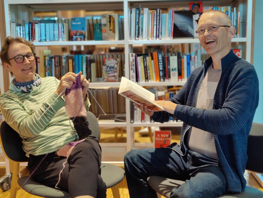 Siv Ellersrud og Jan Erik Sandhals er klar for strikkekafe på biblioteket i Gran.