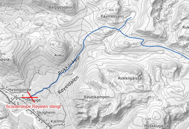 Bildet viser kart over skuterløype i Røyelen. Det er merket med et rødt kryss for å vise at skuterløypa er stengt.