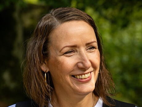 Bildet viser Astrid Elisabeth Jørgensborg. Hun er ute i det grønne, smiler og ser tid siden.