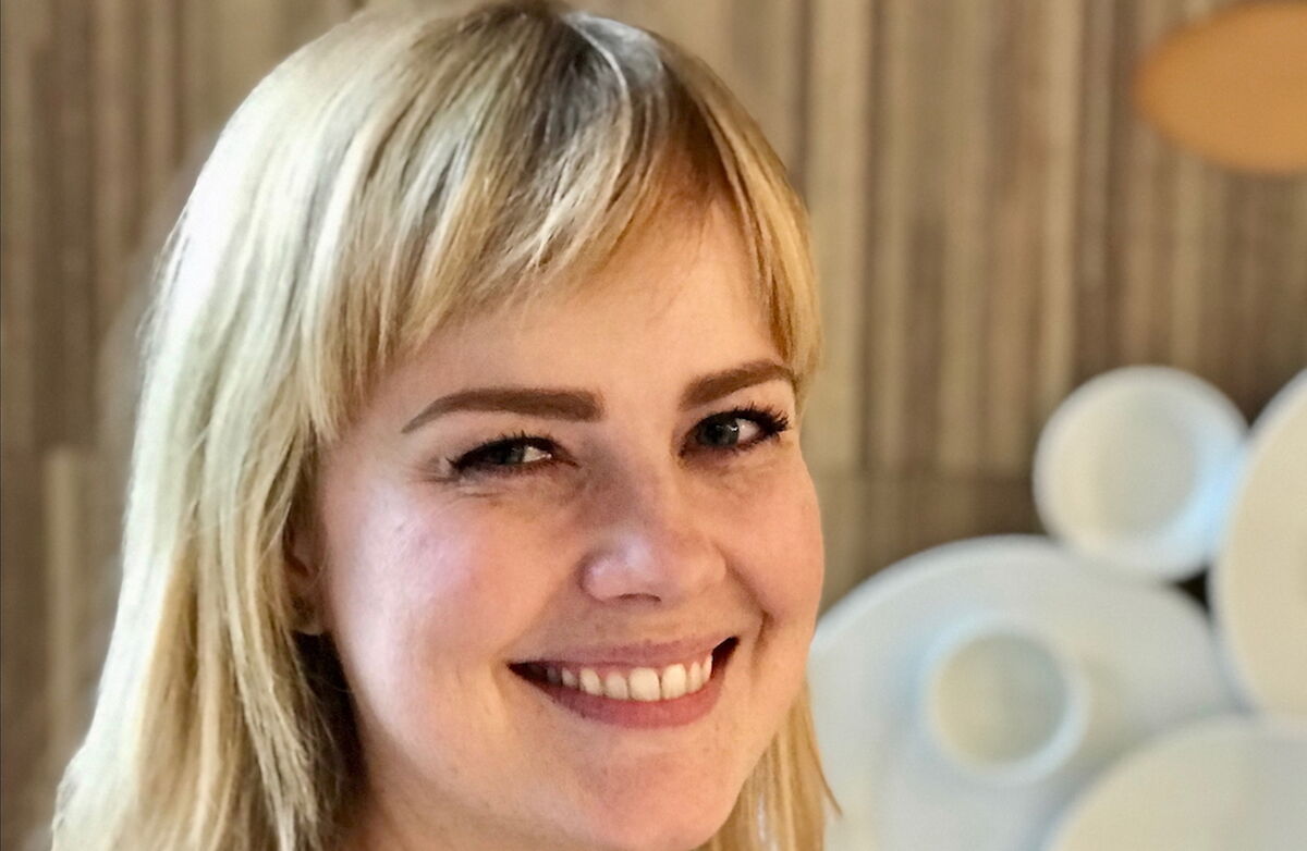 Ung kvinne med lyst hår smiler