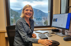 – Kommunen skal vere til for alle – også dei som står på utsida av det digitale. Får vi med dei, får vi med alle andre òg, sa Eva Hille, spesialrådgivar for digital inkludering i Bergen kommune. Foto: Ola Henning Målsnes Bilde av en Eva Hille på kontoret i Bergen