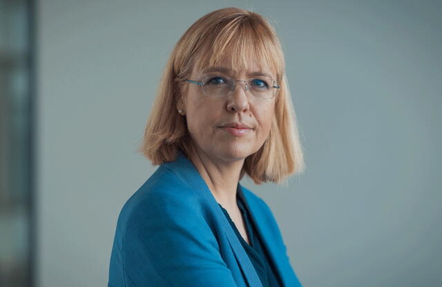 Veien videre, ifølge Åse Wetås, handler om mer digital selvråderett. Portrettbilde av Åse Wetås med bå jakke.