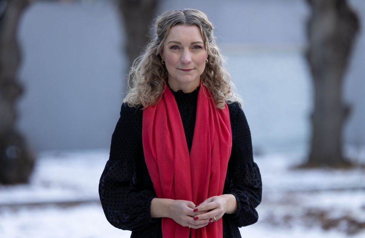 Karianne Tung, forvaltnings- og digitaliseringsminister. Foto: Trond A. Isaksen Karianne Tung utendørs med mørk jakke og rødt skjerf.