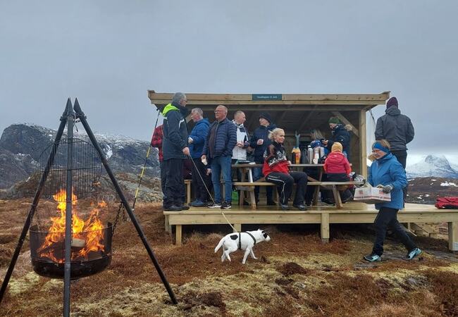 Staulen Tursti innviet gapahuken Vasskleppen på Staulen i 2024. (Foto: Privat)