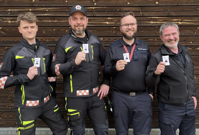 Fire brannforebyggere i uniform og med ID-kort