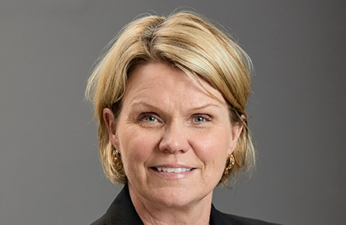 – Billetten er berre vegen opp; det du tek med deg ned, er fellesskap, smil og kjensla av å høyre til, sa Anita Nybø. Foto: Bergen Næringsråd Kvinne med mellomblondt hår.