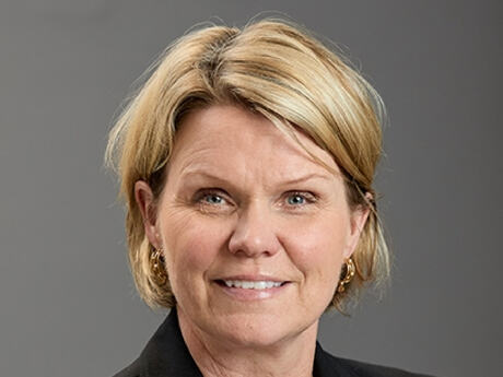 Kvinne med mellomblondt hår.