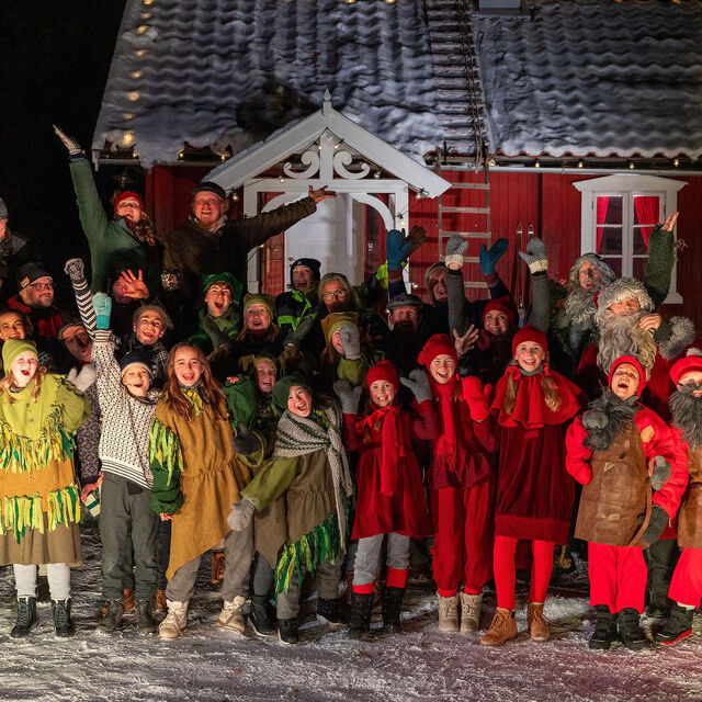 hele skuespillerlaget på Snekker Andersen og Julenissen fra 2023