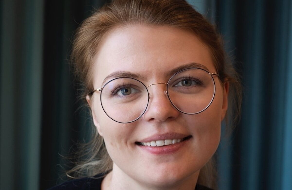 Nærbilde av kvinne med blondt hår