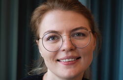 Nærbilde av kvinne med blondt hår