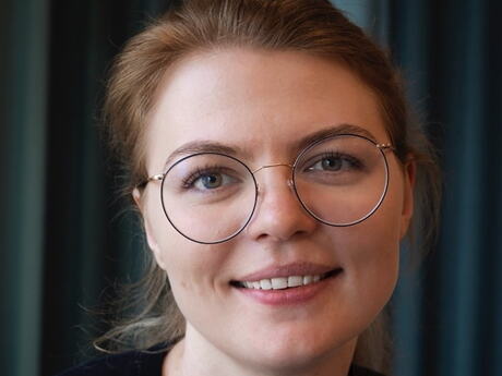 Nærbilde av kvinne med blondt hår