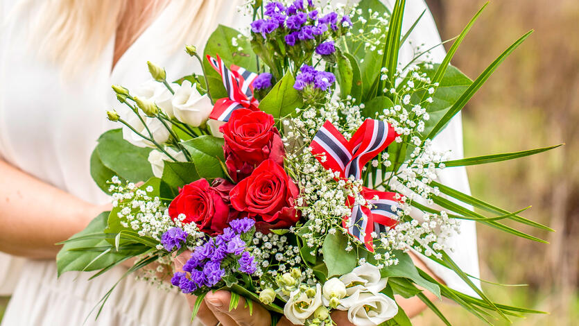 Hedre friheten og fellesskapet med blomster på 8. mai