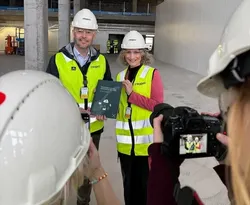 Direktør i Nkom, John Eivind Velure, overleverer rapporten til statsråd Karianne Tung