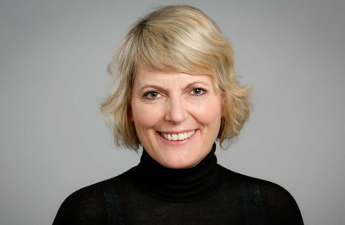 Kvinne med lyst hår, blå øyne
