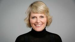 Kvinne med lyst hår, blå øyne