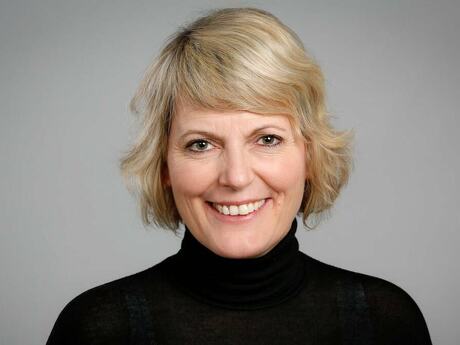 Kvinne med lyst hår, blå øyne