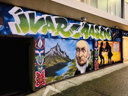 Grafittikunst ved inngangspartiet til lagshuset til UL Ivar Aasen