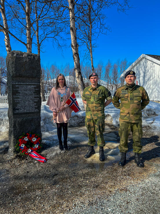 Bildet viser ordfører Hilde Nyvoll og to representanter fra heimevernet ved en minnebauta i forbindelse med frigjørings- og veterandagen