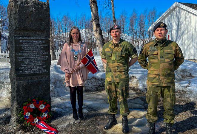 Bildet viser ordfører Hilde Nyvoll og to representanter fra heimevernet ved en minnebauta i forbindelse med frigjørings- og veterandagen