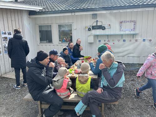 Feiring av trafikksikker Herøy barnehage_kos rundt bordene