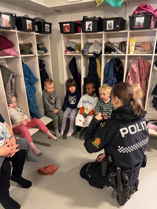 Feiring av trafikksikker Herøy barnehage_politiet på besøk6