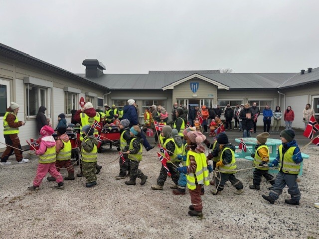 Herøy barnehage på besøk på rådhuset 16. mai